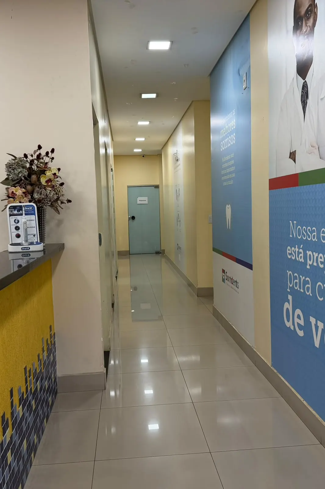 Painel “Nossa equipe está preparada para cuidar de você” na recepção